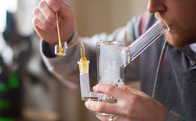 Бонг и смола каннабиса Бонг и смола марихуаны