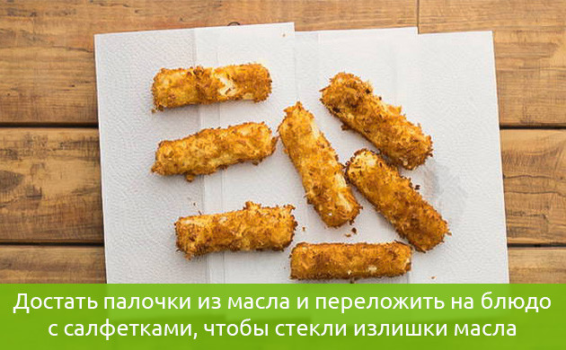 Шаг 8 Сырные палочки на бумажной салфетке
